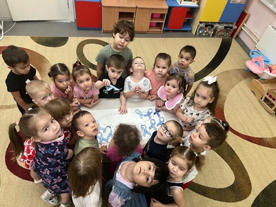 В далеком 1977 году американское онкологическое общество изучив печальную статистику заболеваний раком, как следствие табакокурения, предложило отмечать Международный день отказа от курения. 

           Фиксированной даты у праздника нет, - Дню отказа от курения «выделена» плавающая дата - третий четверг ноября.

Суть международного дня отказа от курения заключается в попытке снизить распространенность этой пагубной привычки, а также привлечь к борьбе с курением представителей различных организаций, социальных слоев, врачей различных специальностей. Также этот день призван повысить осведомленность граждан о вреде курения. Негативное влияние курения очевидно и большинство россиян считают его вредной привычкой. Однако способны бороться с никотиновой зависимостью лишь немногие.