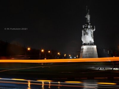 Памятник основателям Сургута — бронзовая композиция, открытая в 2002 году на площади 400-летия города.
В памятнике увековечены 4 фигуры, каждый из которых связан с зарождением Сургута: Князь Фёдор Борятинский.   Ключевая фигура, вместе со своим отцом в 1594–1595 годах основал города Сургут и Березов. Олицетворяет царское покровительство поселению во времена его зарождения.     