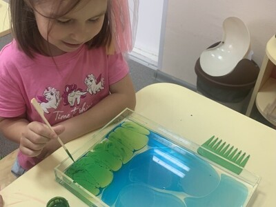 Техника Эбру— техника рисования на воде с последующим переносом изображения на бумагу или другую твёрдую основу (ткань, дерево, керамику или кожу). Художник рисует на поверхности воды красками, которые не растворяются в ней, а остаются на поверхности, а затем формирует узор из расплывающихся пятен краски.