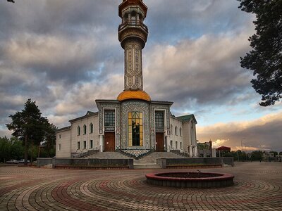 Соборная мечеть в Сургуте — крупный мусульманский центр Ханты-Мансийского автономного округа. 

В 1993 году организован Сургутский мусульманский приход, в 1994 году началось строительство мечети. Торжественное открытие состоялось в 1995 году в присутствии местных властей и прихожан. Здание было рассчитано на 400–450 прихожан, но реально может вместить около 600 прихожан. В мечети проводят обряды имянаречения, бракосочетания, поминают живых и усопших, совершают пятничные намазы.
При мечети действует медресе, где ученики изучают основы исламской религии и арабский язык.
