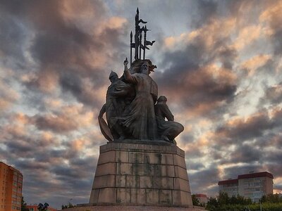     Воевода Владимир Оничков. Прибыл основывать новый город вместе с Фёдором Борятинским, под его управлением находились войска, стоявшие в городе и на близлежащих территориях. Символизирует сильную армию, оберегающую жителей от напастей и защищающую их от врагов.  Казак-плотник. Собирательный образ, так как покорением Сибири занималось именно это сословие. Напоминает о том, что Сибирь вместе со своими казачьими отрядами брал атаман Ермак, и строился город Сургут плотниками из числа казаков.  Безымянный священник. Олицетворяет духовность русского народа, отражает идею православной веры русских переселенцев, мигрировавших на земли Сибири.