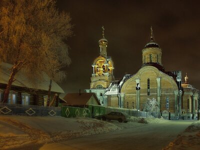 Православный храм святителя Николая Чудотворца в Сургуте — действующий приход, где регулярно проводятся богослужения, таинства и обряды. Изначально богослужения проводились в деревянном жилом доме по улице Заводской, но со временем здание обветшало и перестало вмещать всех желающих посетить службы. В августе 2000 года архиепископом Тобольским и Тюменским Димитрием был освящён камень в основание нового храма на месте старого деревянного строения. 23 мая 2003 года начаты строительные работы, а 22 мая 2009 года, в день памяти святителя Николая Чудотворца, состоялось великое освящение нового храма. Территория вокруг храма благоустроена, здесь расположены приходские постройки и обустроена зона для проведения крестных ходов и иных церковных мероприятий.При храме функционируют воскресная школа для детей и взрослых, библиотека с духовной литературой, а также организуются благотворительные акции и социальные проекты, направленные на помощь нуждающимся. 