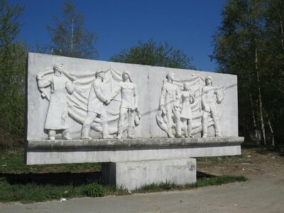 Памятник «Мужеству рыбаков Сургута 1941–1945» посвящён сургутским рыбакам и их подвигу во время Великой Отечественной войны.
Находится в Восточном районе города Сургута (микрорайон 28б), на территории бывшего рыбоконсервного комбината, в зелёной зоне в конце аллеи. Установлен по инициативе сургутского краеведа Флегонта Яковлевича Показаньева в 1972 году. Представляет собой триптих барельефов. Справа располагается стела, на которой ранее находилась табличка с надписью: «Мужеству рыбаков Сургута 1941–1945». Изначально изготовлен из бетона, но со временем основательно разрушился, и в 2015 году был полностью реставрирован.