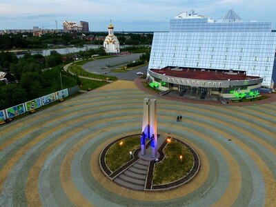 Памятник Кириллу и Мефодию в Сургуте расположен на площади перед главным входом в здание Сургутского государственного университета. 
Монумент выполнен в виде ворот, образованных двумя колоннами. На них размещены бронзовые фигуры православных святых Кирилла и Мефодия, создателей славянской азбуки.Некоторые особенности композиции:
В левой руке Мефодия — Библия.
Между фигурами закреплена панель с буквами кириллицы.

Пространство между колоннами образует «воздушный» крест — символ православной веры. Автор проекта: заслуженный художник России, скульптор Володя Саргсян.