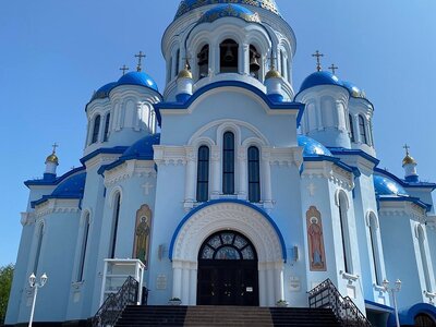 Для священнослужителей и мирян предусмотрены рабочие кабинеты и трапезная, оборудован конференц-зал для проведения мероприятий.
На нижнем этаже храмового комплекса расположена автомобильная парковка на 300 мест.
Собор выполнен в русско-византийском стиле. Фасады имеют характерные декоративные элементы — колонны, пилястры, карнизы, арки, луковичные главы. 
В 2023 году Святейший Патриарх Московский и всея Руси Кирилл совершил чин великого освящения Троицкого собора.