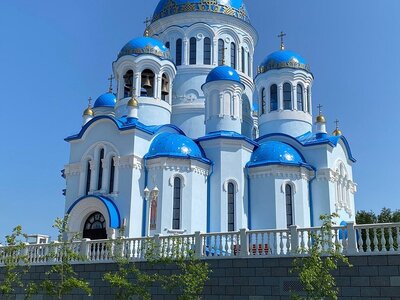 Свято-Троицкий кафедральный собор в Сургуте расположен на пересечении улиц Мира и Островского. Строительство началось с благословения Святейшего Патриарха Московского и всея Руси Кирилла в 2013 году. 
Некоторые особенности собора:
Архитектурное решение не имеет аналогов в России. Центральный купол высотой 40 метров и диаметром 13 метров собран из панелей, изготовленных на заводе специально для Троицкого собора. Всего в соборе девять основных и восемь декоративных куполов.
Размеры собора — 33 х 33 метра, что символизирует возраст Иисуса Христа. Высота храма с крестом достигает почти 60 метров.
Иконостас выполнен из ценных пород дерева и украшен позолотой. В его центре находится главная икона — образ Святой Троицы, выполненная мастерами Троице-Сергиевой лавры, точная копия знаменитой «Троицы» Андрея Рублёва.
В соборе три престола:
центральный — в честь Святой Троицы;
южный — в честь праведных Симеона и Анны пророчицы;
северный — в честь мученицы Галины.