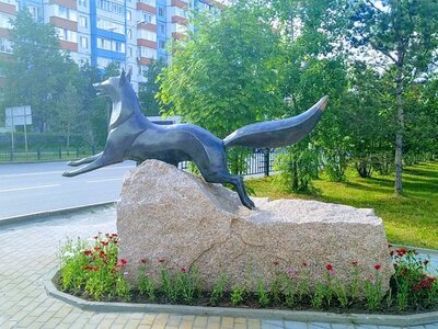 Памятник Чёрному лису в Сургуте — гербовый символ города, расположен в историко-культурном центре «Старый Сургут» на улице Энергетиков. 
В основе создания скульптуры — миф о благородном небесном всаднике, который в образе лиса спустился с небес к жителям сургутской земли и стал её покровителем. 
Торжественное открытие памятника состоялось в июне 2006 года и было приурочено ко дню празднования основания города Сургута. 
Существует поверье, что если потереть лапу Чёрному лису и при этом загадать желание, то оно обязательно исполнится.