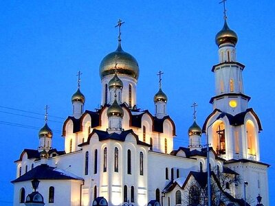 В 2011 году храм приобрёл статус кафедрального собора Ханты-Мансийской епархии, что подчеркнуло его значимость для региона.
При соборе действует православная гимназия во имя Святителя Николая Чудотворца, а также уникальная Сургутская школа звонарей, где обучают искусству колокольного звона. 