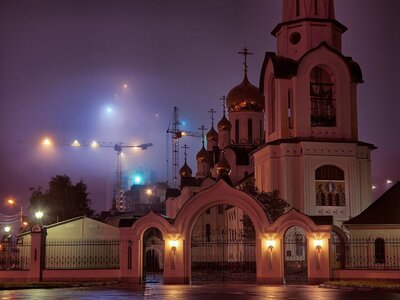 Внутреннее убранство выполнено с особой тщательностью: роспись в сербско-византийском стиле покрывает более 4100 квадратных метров. В отделке использованы мрамор, керамические изразцы. Особенным внутренним украшением храма является деревянная резьба иконостаса и киотов.
Собор имеет сложную многоплановую композицию: его вытянутые вдоль оси запада и востока формы дополняются четырёхъярусной колокольней и боковыми приделами. На звоннице смонтировано 13 колоколов. 