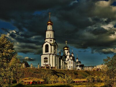 Храм Преображения Господня в Сургуте — первый каменный храм в новой истории города, важный духовный центр и архитектурная достопримечательность.
Строительство началось 21 мая 1992 года, в день памяти апостола и евангелиста Иоанна Богослова, а освящение состоялось в 2002 году. Средства на строительство собирали горожане, что сделало храм символом веры и единства сургутян.