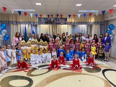 🌏День народного единства – это праздник, который дети должны знать с раннего возраста.
4 ноября наша страна отмечает праздник - День народного Единства. Этот день занимает особое место среди государственных праздников современной России. 
В нашем саду МБДОУ №30 Семицветик прошел фестиваль «Соцветие» Цель: Фестиваля  посвященного Дню народного единства — это создание условия для формирования у детей чувства единства, уважения к различным культурам и традициям, а также воспитание патриотизма и социальной ответственности. В стенах садика звучала музыка, и повсюду витала радость ожидания. Во время Фестиваля звучали стихи на разных языках, которые воспевали величие и красоту нашей Родины.
🔵Исполнялись национальные танцы, через которые можно было почувствовать душу народа, его обычаи, стремления.
🔴Демонстрировались народные костюмы, отражающие самобытность и культуру разных народов.      🤍💙❤️Кроме того, в рамках праздника была организована выставка блюд, которые представили родители. На празднике также звучали рассказы о культуре и традициях народов, представленных в нашем садике.     
✨Зал наполнился звуками дружных голосов, когда дети, взявшись за руки, исполняли песни о Родине и единстве.🤝Сила России - в силе ее народа, в его единстве и дружбе.  #СемицветикСургут #ПатриотическоеВоспитание #ДеньНародногоЕдинства