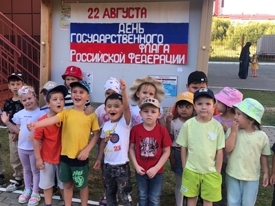 Ежегодно в нашем детском саду педагоги организуют различные мероприятия, приуроченные к празднованию Дня флага: исполнение гимна, выставки рисунков, просмотр развивающих мультфильмов, чтение книг
